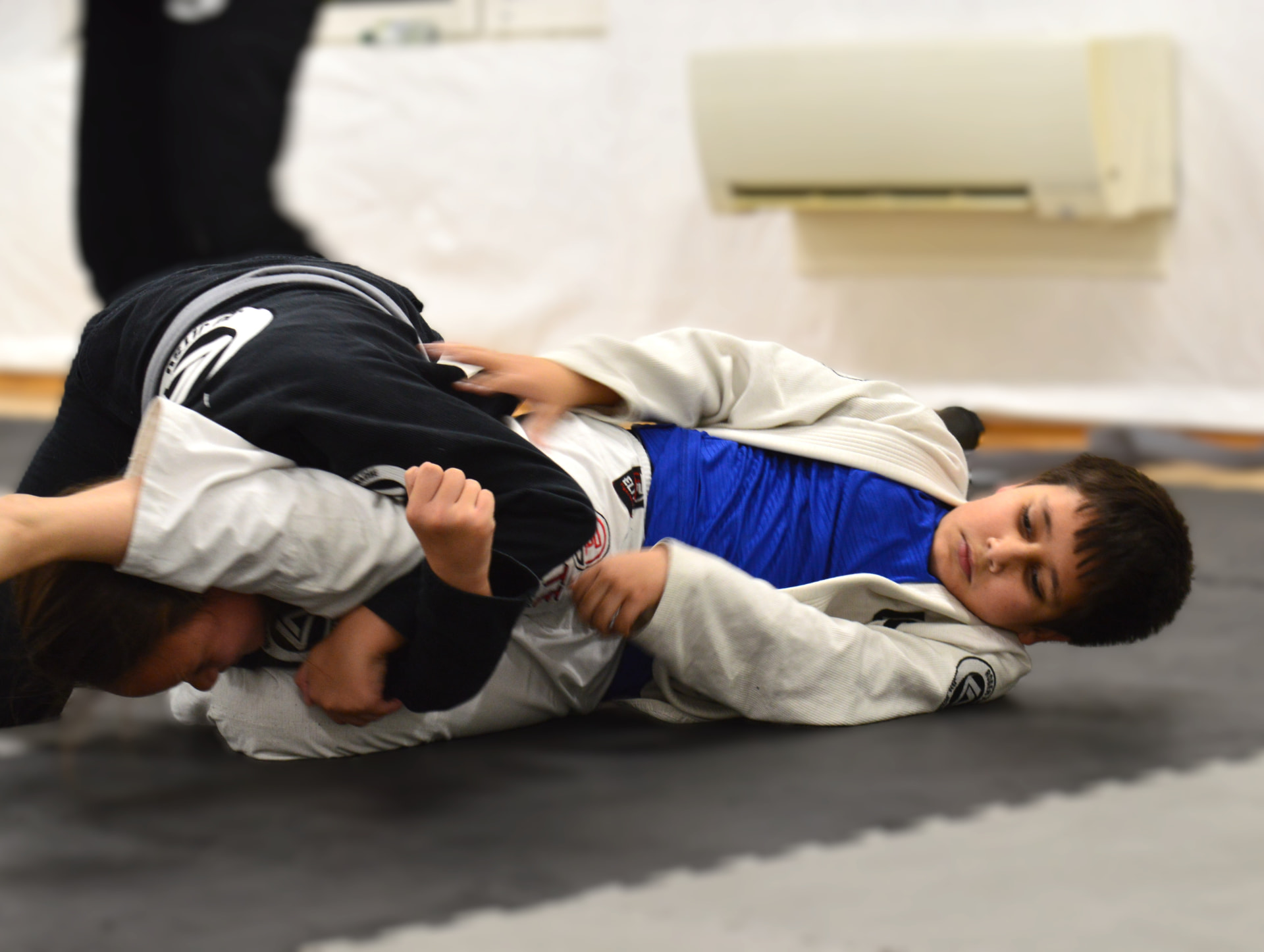 Ungdom trener BJJ-teknikk