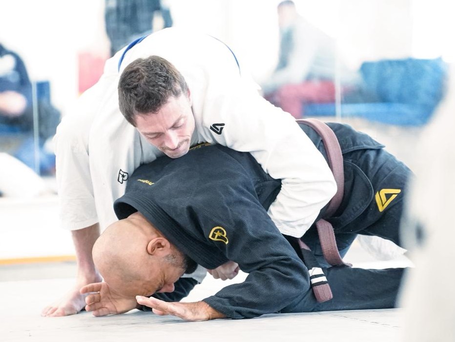 Treningsfoto: instruksjon og teknikk i BJJ
