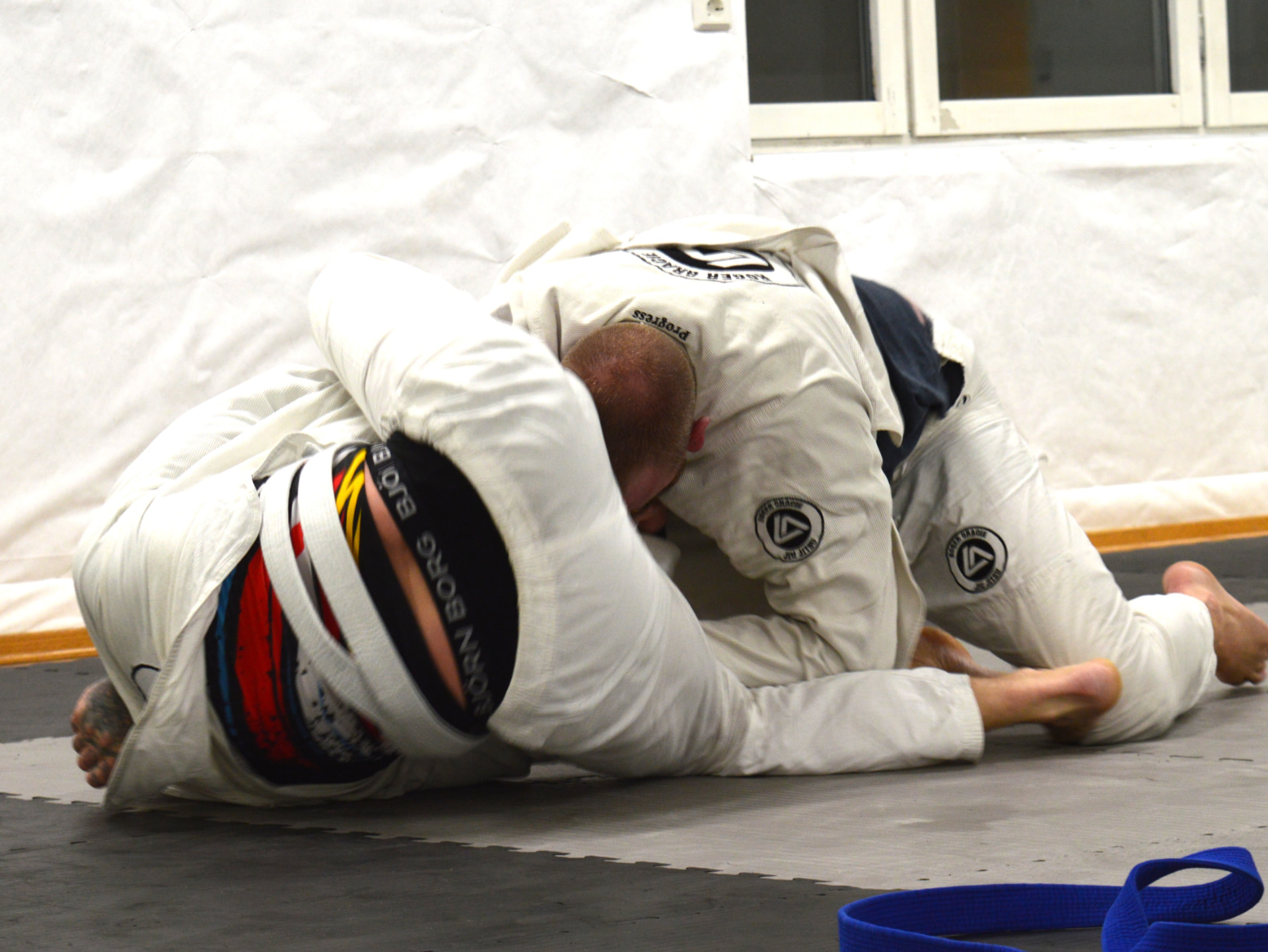 Sparring i BJJ-drakt på matten
