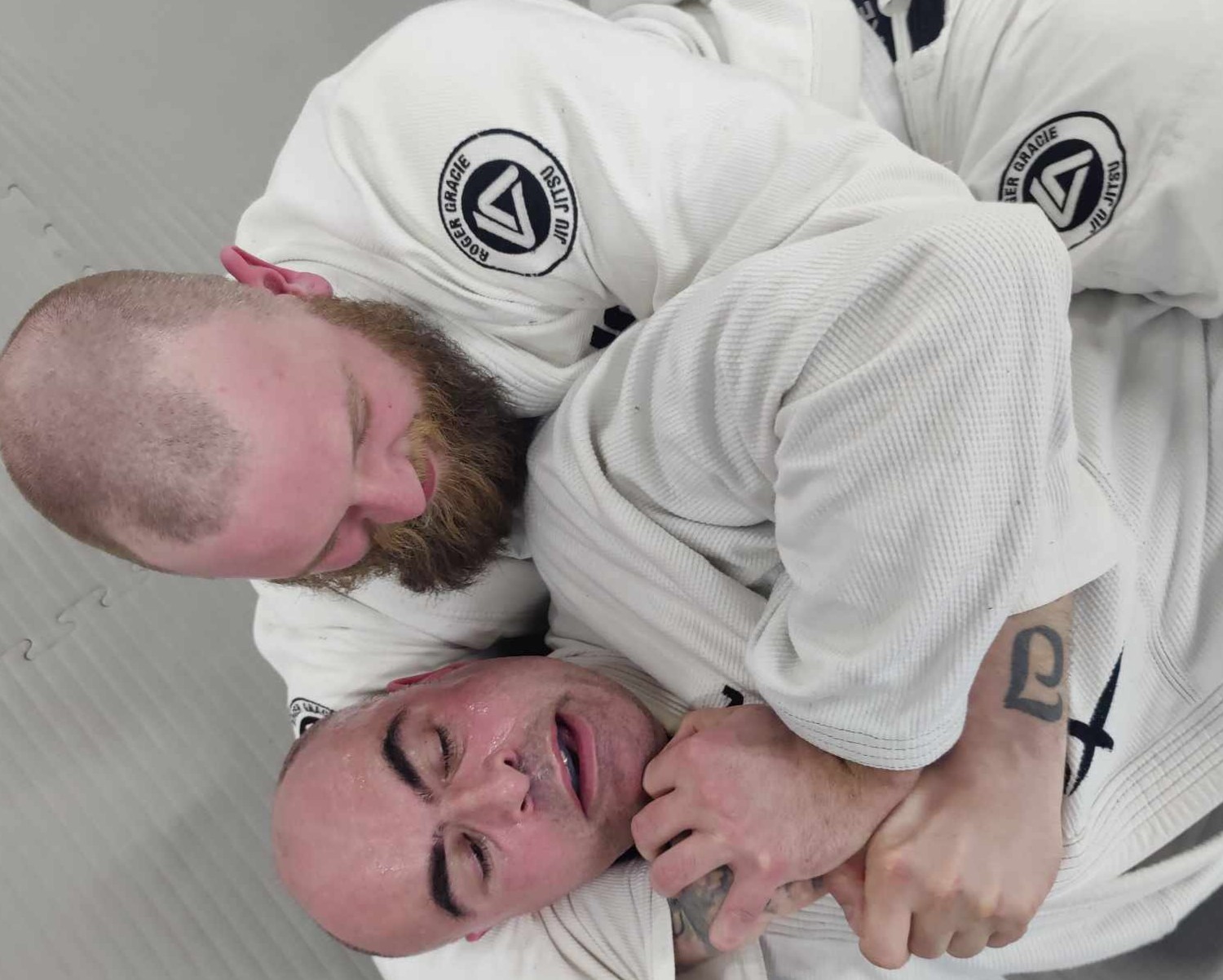 Voksne i sparring med Roger Gracie-gi